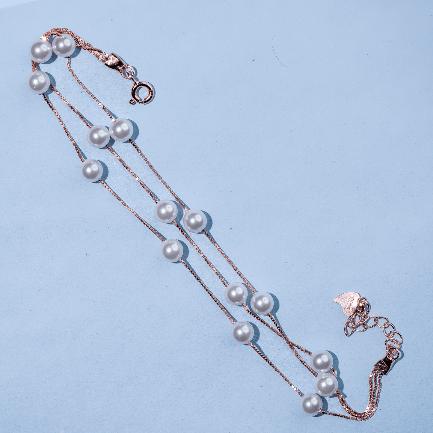 Pearlita pearl bracelet, with the intricacies of high quality pearls, fitted on a distance