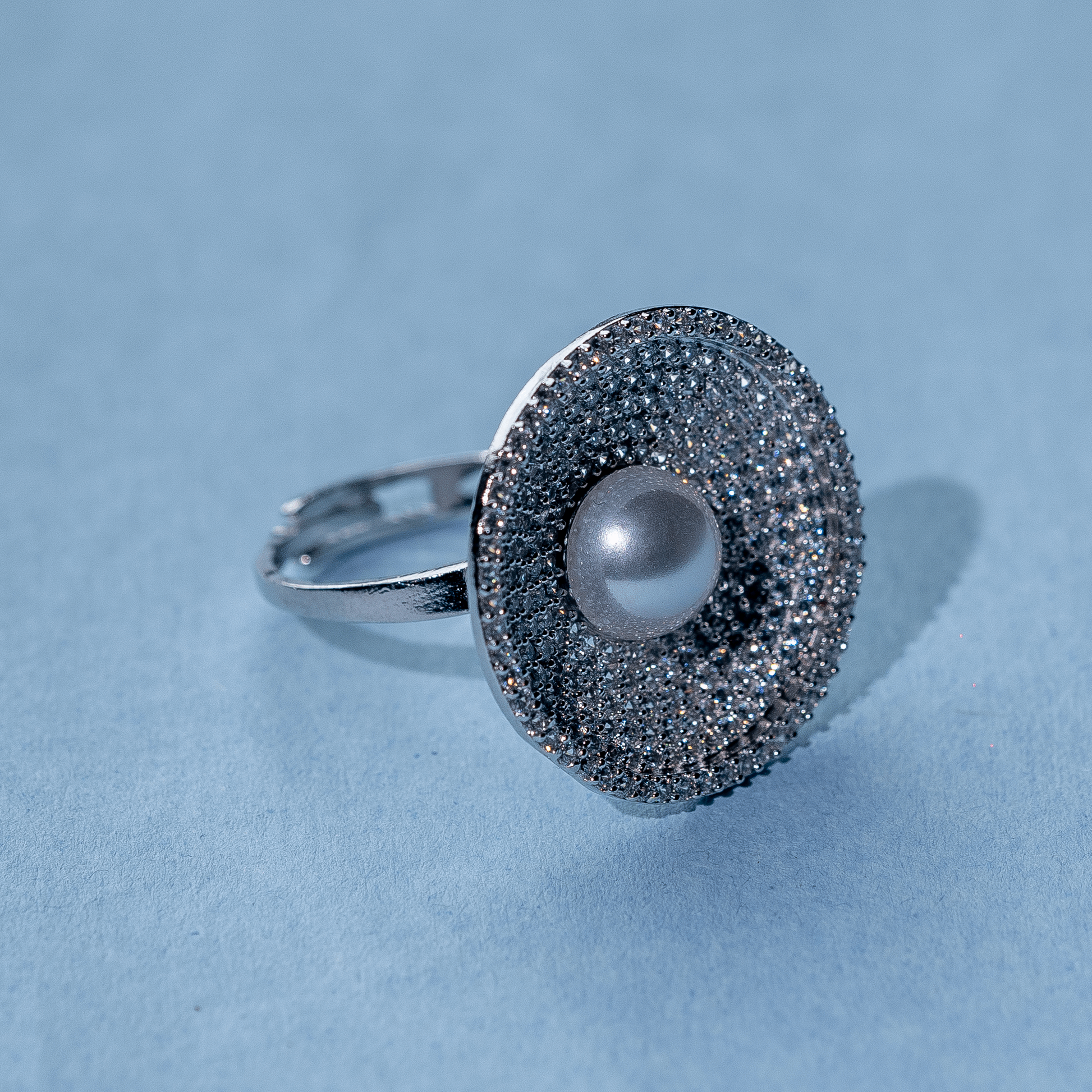 Ornate ring, A masterpiece with conical setting of stones and a highlighted pearl in the center.