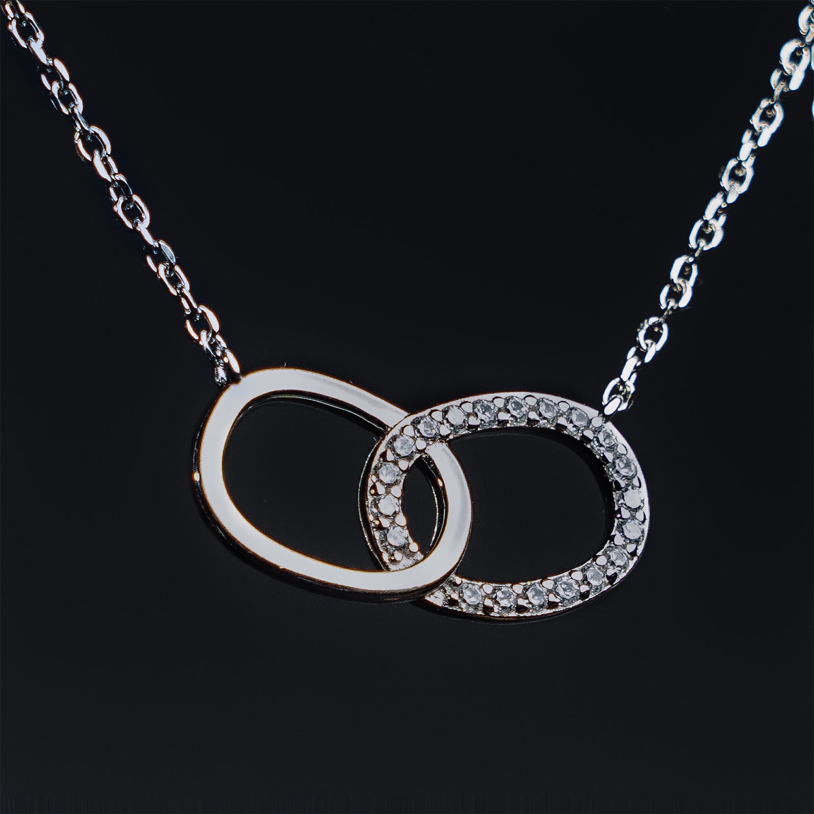 Sterling silver Intertwined Oval pendant