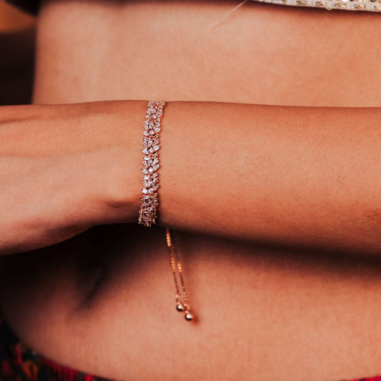 Bracelet allure, a stunning piece with asymmetric zircons, creating a rich visual.