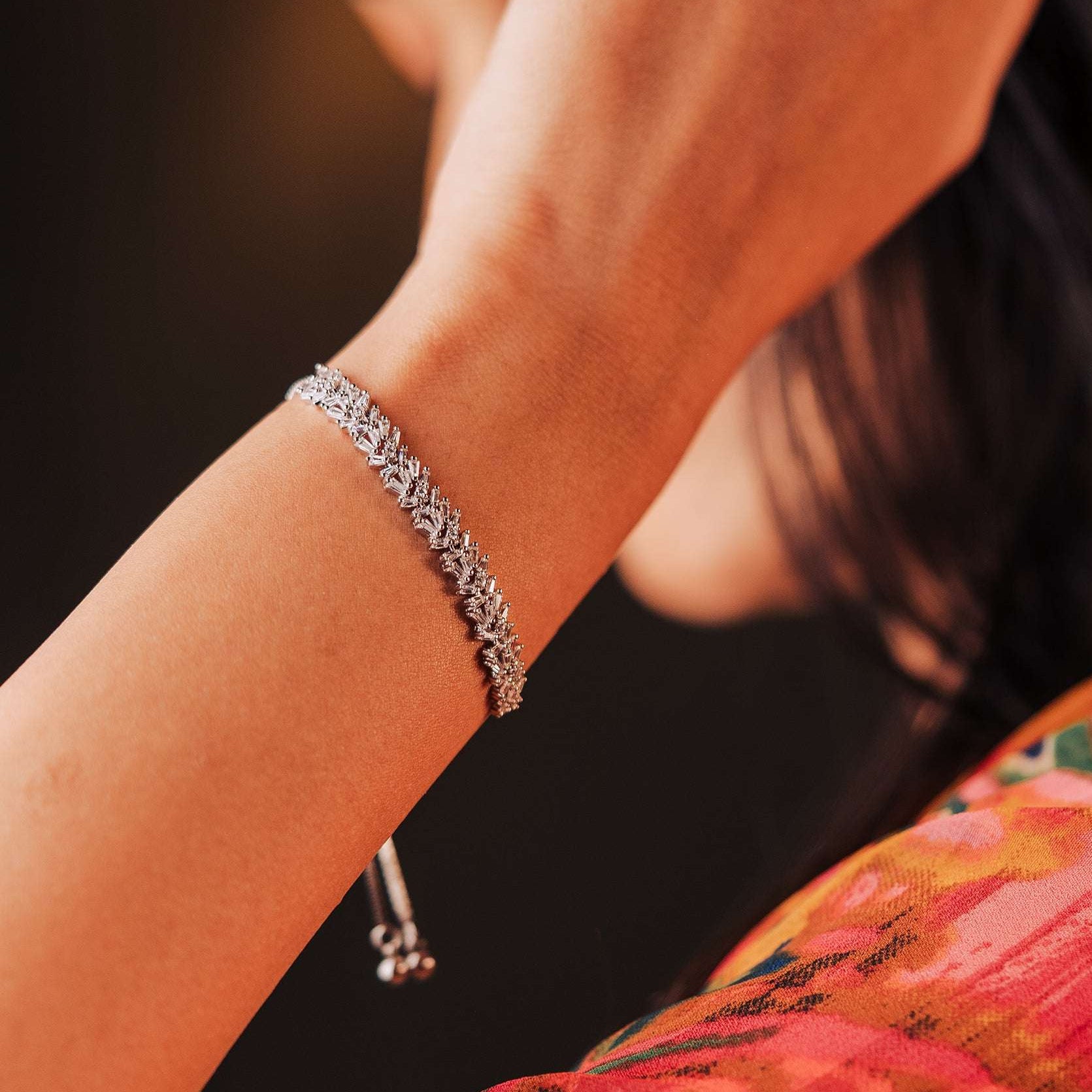Bracelet allure, a stunning piece with asymmetric zircons, creating a rich visual.