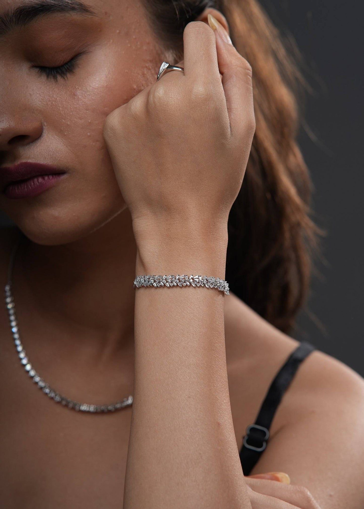 Bracelet allure, a stunning piece with asymmetric zircons.