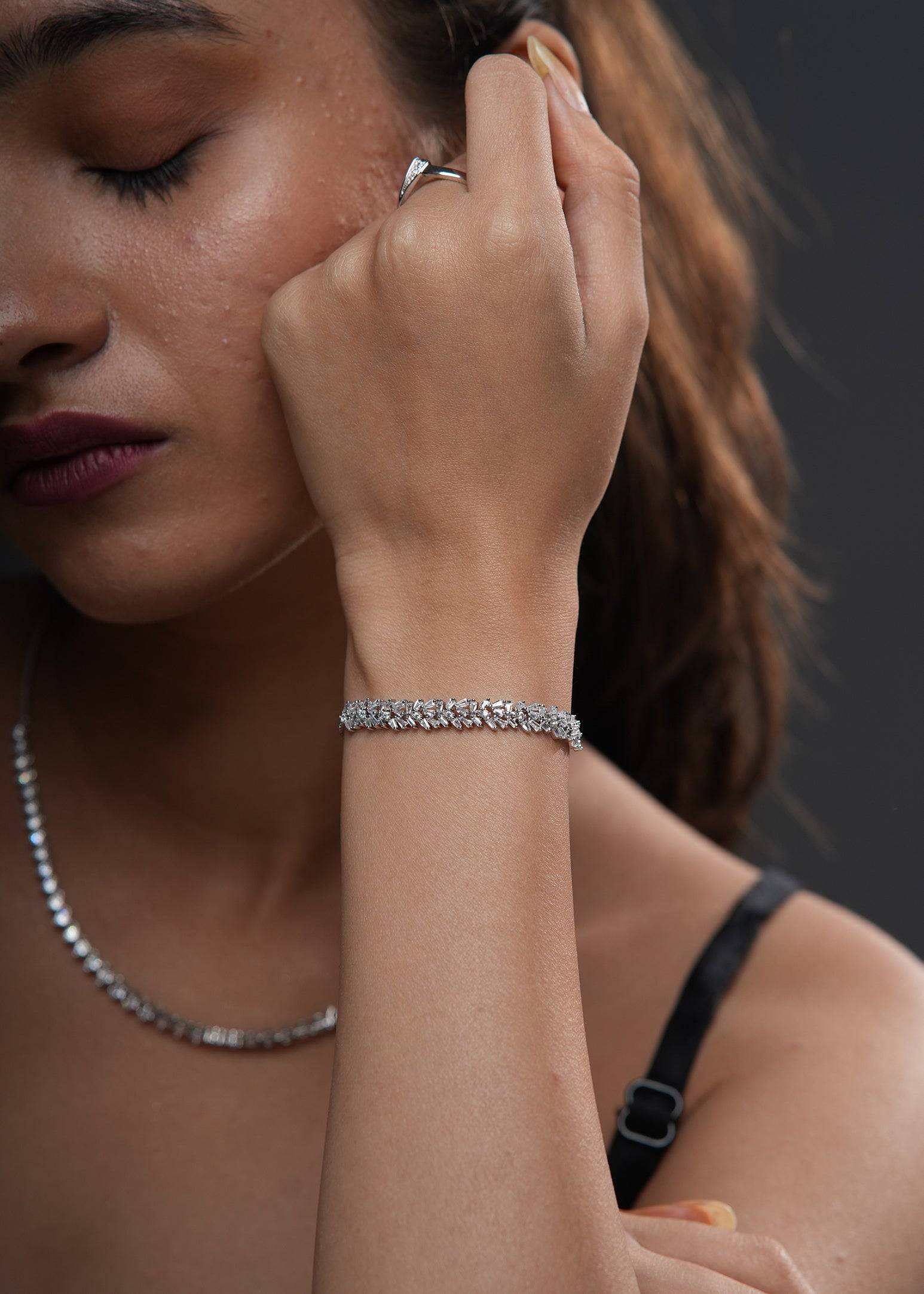 Bracelet allure, a stunning piece with asymmetric zircons.