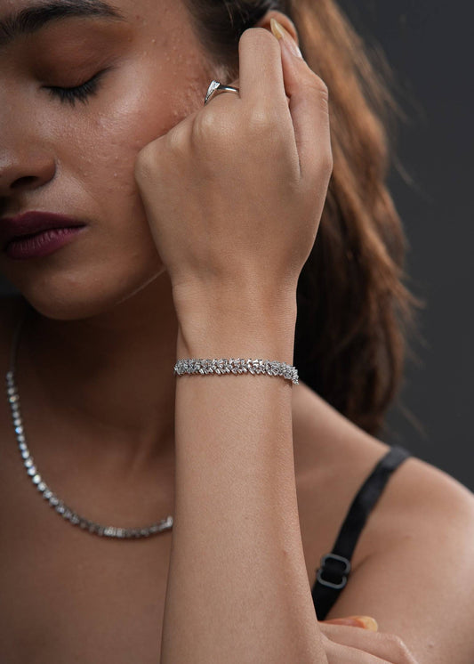 Bracelet allure, a stunning piece with asymmetric zircons.