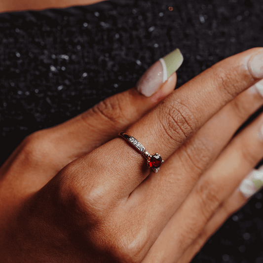 A model wearing elfy's crystal ember ring