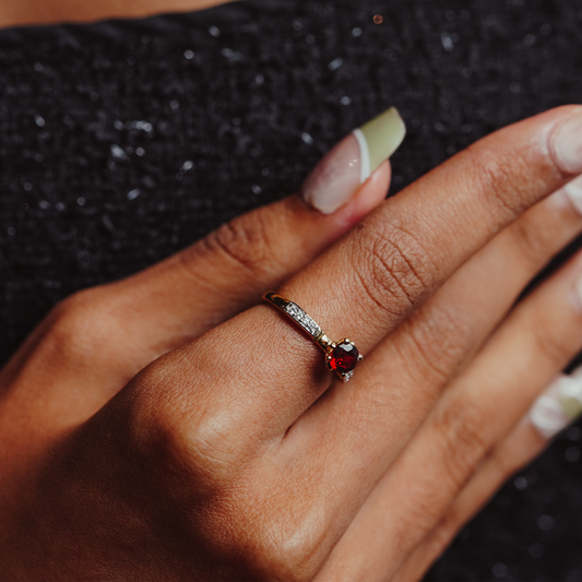 A model wearing elfy's crystal ember ring