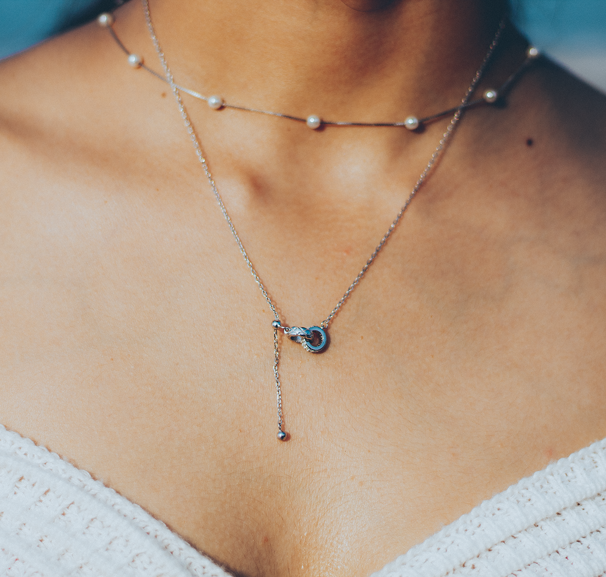 Intertwined circles pendant on a model