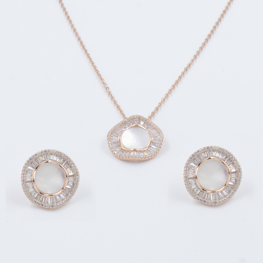 The set with twists and elegance