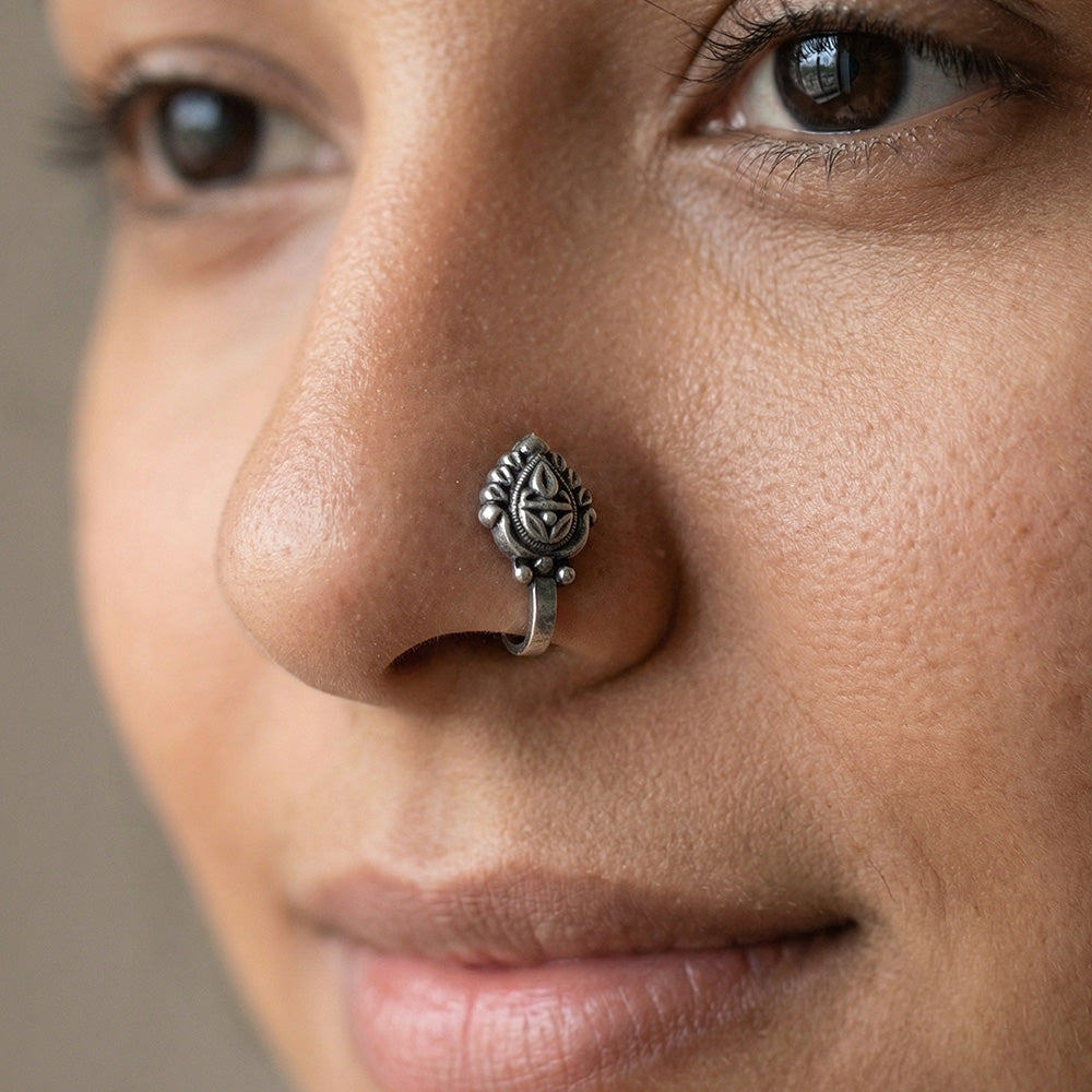 925 Silver nosepin with a tearrop shape made in 925 silver, its a nosepin which can be used on the nose which has no piercing
