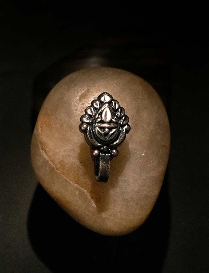 मंदिरा, authentic indian nosepin, in a teardrop shape. perfect foryour girlfriend, wife, mother who loves traditional nosepin looks good on suits, sarees, indo wetern outfits