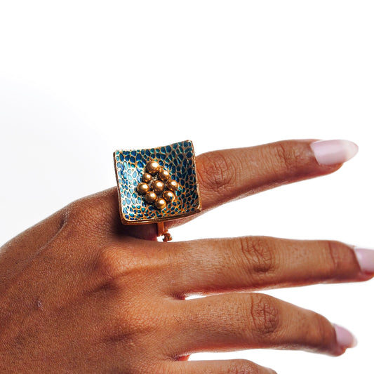 A nectar like pattern ring on model's hand