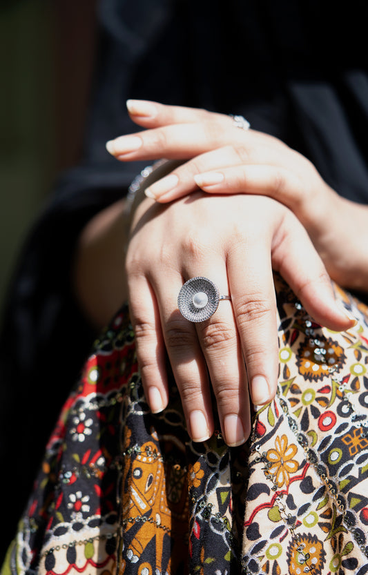 Ornate ring, A masterpiece with conical setting of stones and a highlighted pearl in the center.