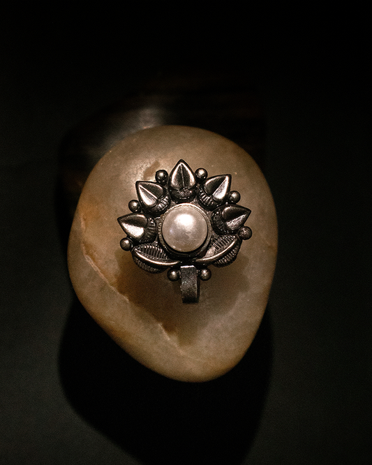 शुभ्रा, authentic indian nosepin its a nosepin with a leaf design and a pearl in middle its an nosepin in which no piercing is needed