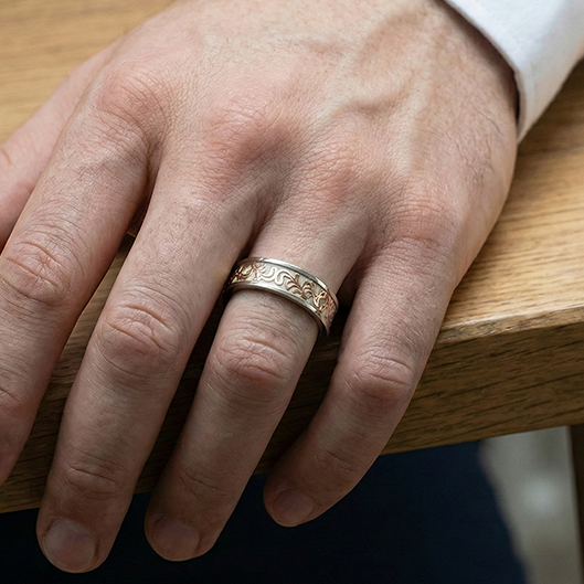 Men wearing elfy silver dualform ring