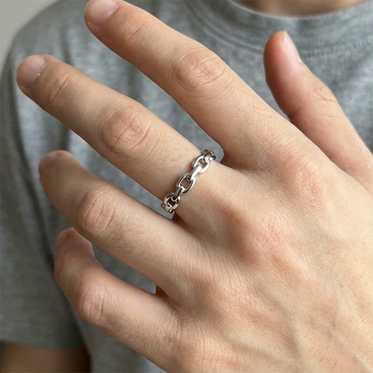 Men wearing elfy's silver Linkform Ring