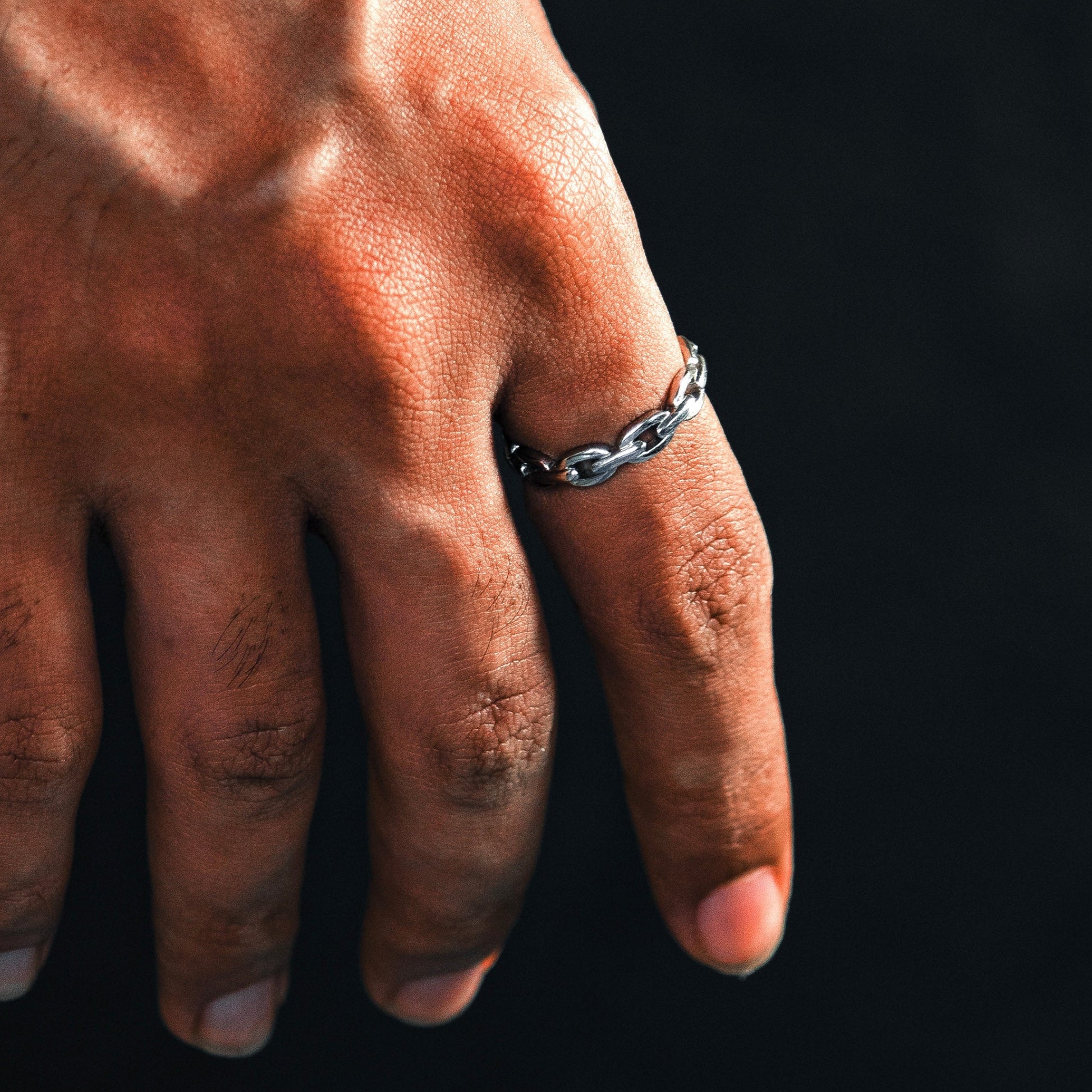 Men wearing elfy's silver Linkform Ring