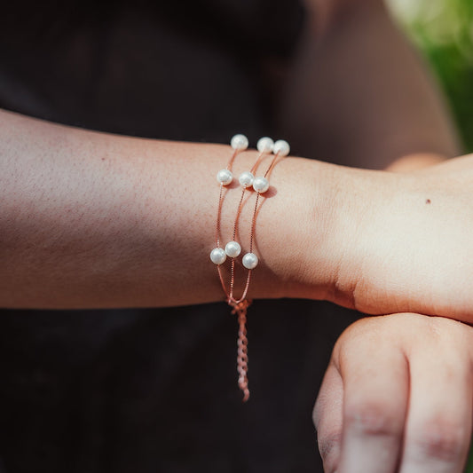 Pearlita pearl bracelet, with the intricacies of high quality pearls, fitted on a distance