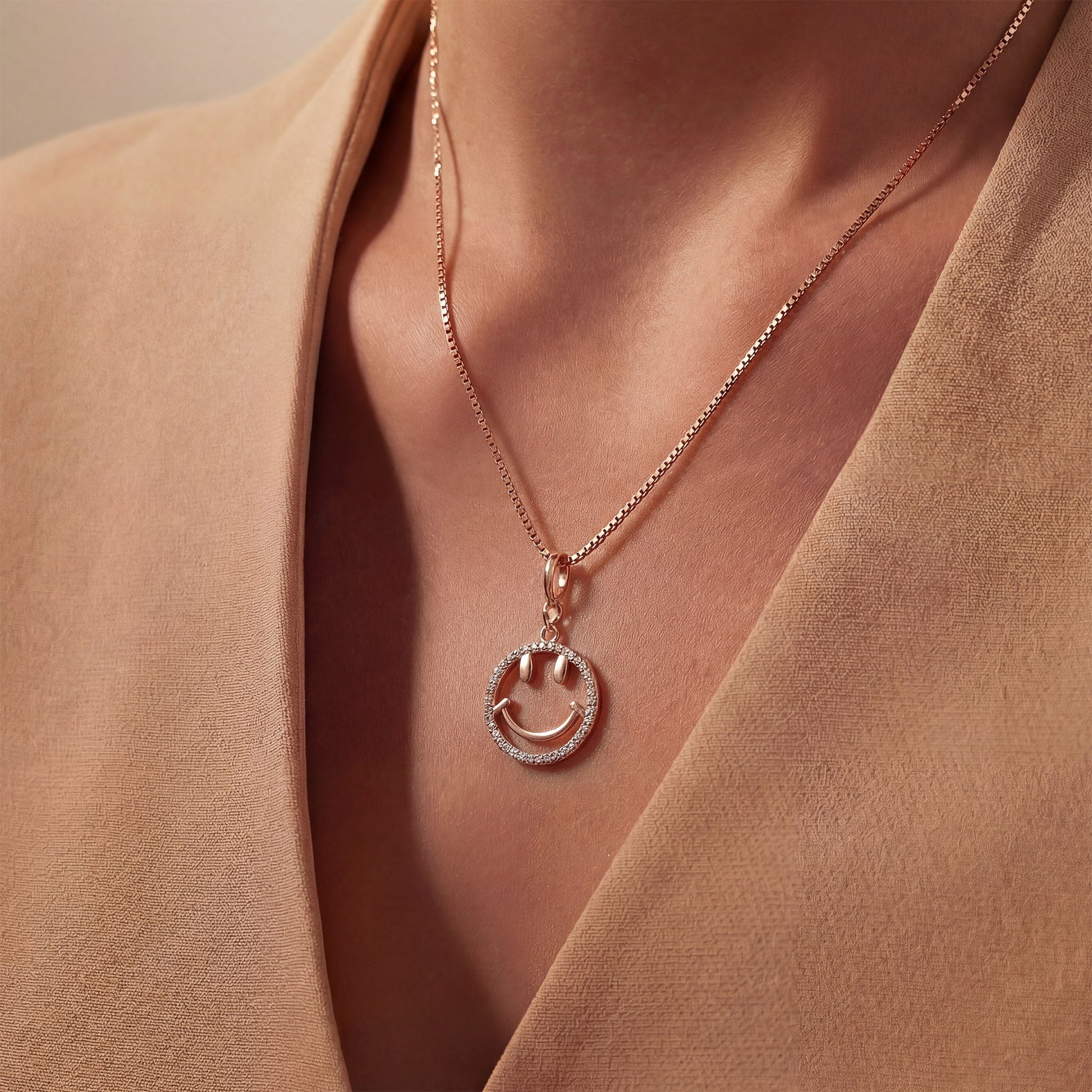 925 Silver smiley charm with a chain on a girl's neck
